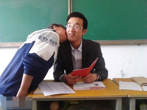 甘肅一中學老師用畢業(yè)證要挾向全班女生索吻 已被停職