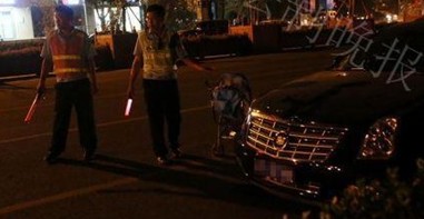 被撞瞬間母親推出嬰兒車 母性光輝總在緊急時刻顯現(xiàn)[組圖]