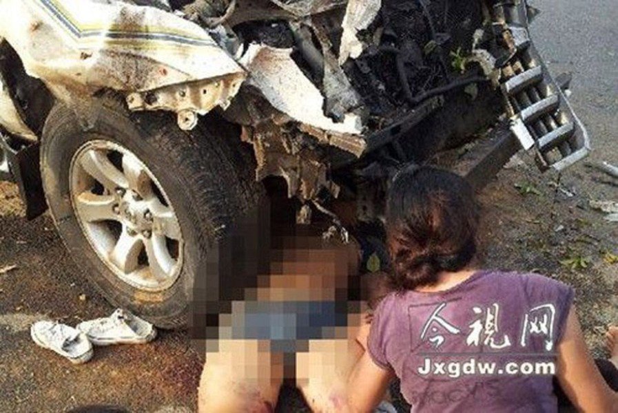 組圖：江西一官員酒后駕車(chē)撞死4人 赤膊受審