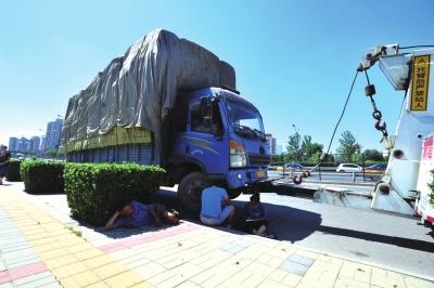 救援公司3公里拖車費(fèi)6000 律師：可起訴要求退款