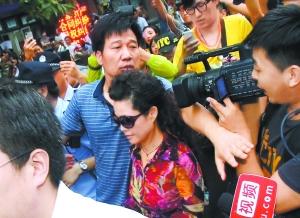 李某某庭上否認發(fā)生性關系 5名嫌疑人均不認罪