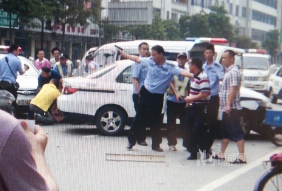 東莞面包車狂奔傷多人 10余警車圍堵開(kāi)槍撞停