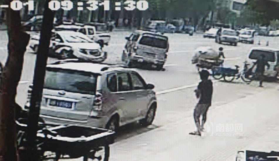 東莞面包車狂奔傷多人 10余警車圍堵開(kāi)槍撞停