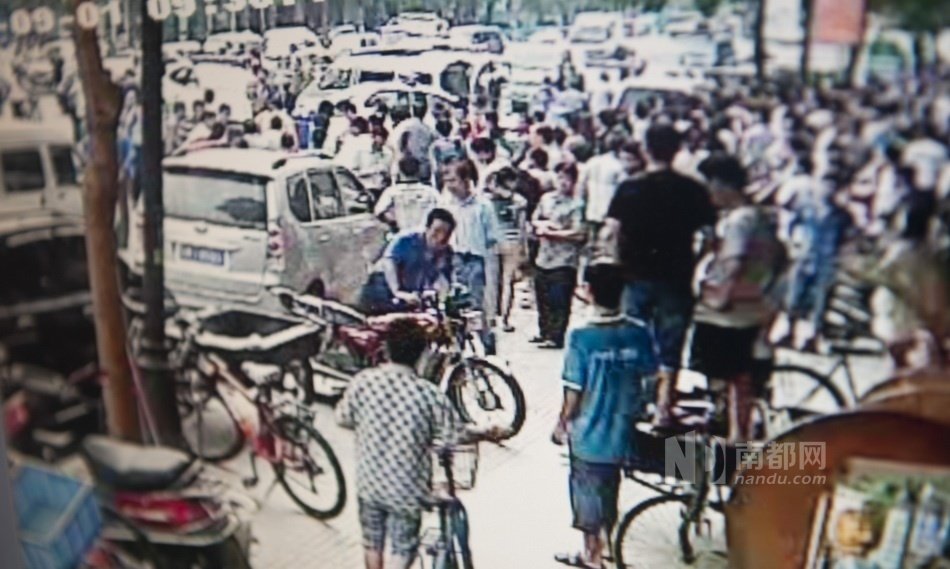東莞面包車(chē)狂奔傷多人 10余警車(chē)圍堵開(kāi)槍撞停
