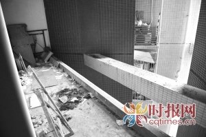 24歲小伙啃老一年多 被家人嫌棄偷睡在樓道外