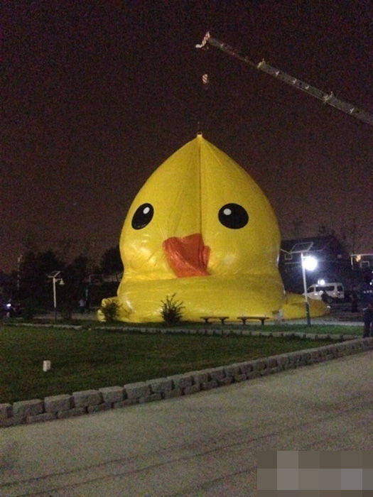 大黃鴨夜間亮相北京園博園 曝充氣全過(guò)程