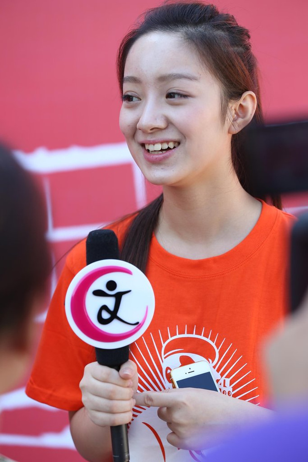 北影開學(xué)典禮臺(tái)下美女睡一片