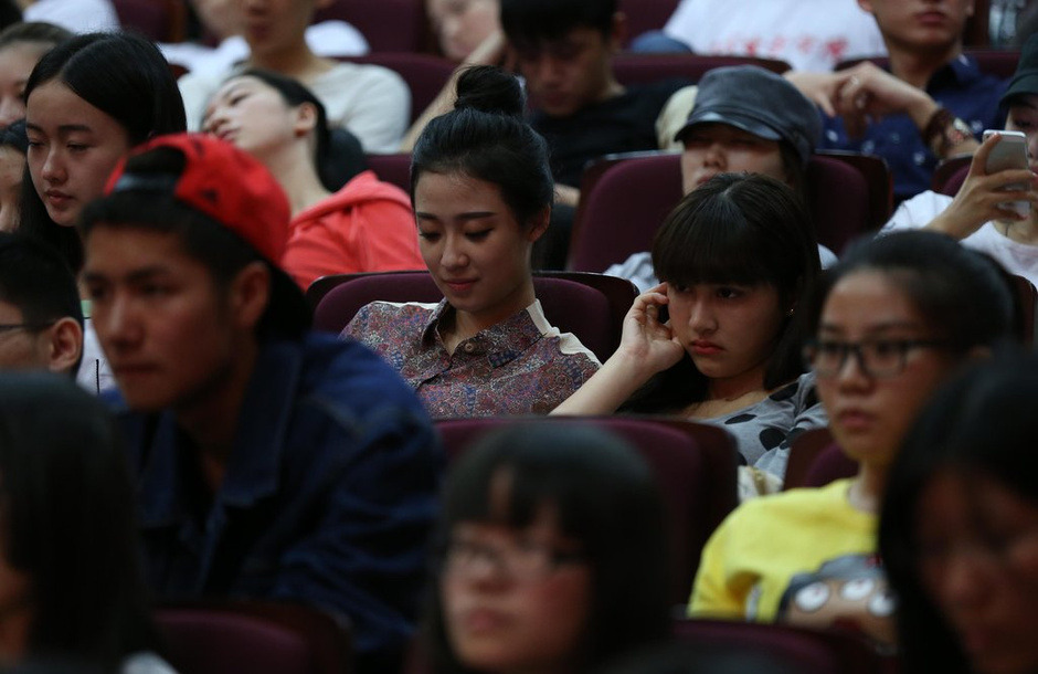 北影開學(xué)典禮臺下美女睡一片