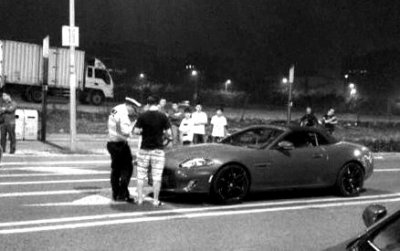 北京數(shù)十輛跑車(chē)深夜聚集被扣 警方稱(chēng)其違章停車(chē)
