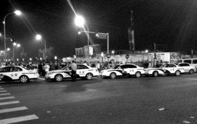 北京數(shù)十輛跑車(chē)深夜聚集被扣 警方稱(chēng)其違章停車(chē)