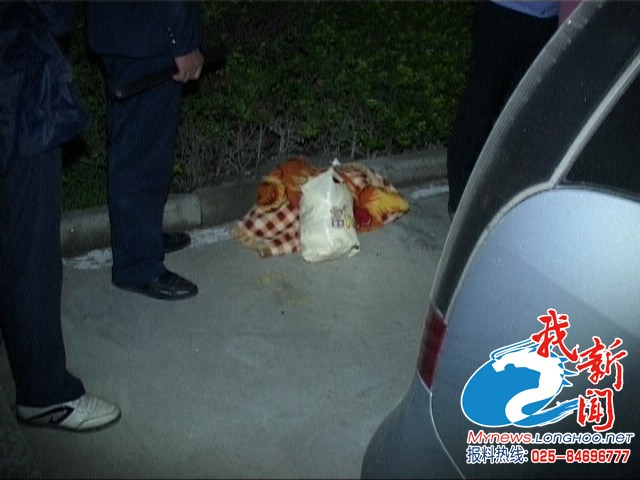 南京：女嬰被棄小區(qū)路上 險(xiǎn)被車輪碾壓