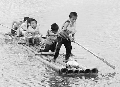 關(guān)注：小學(xué)生乘竹排上學(xué)方案：村內(nèi)就近設(shè)教學(xué)點(diǎn)