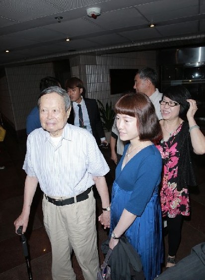 91歲楊振寧攜36歲妻子捧場(chǎng)劉曉慶話劇 十指緊扣顯恩愛