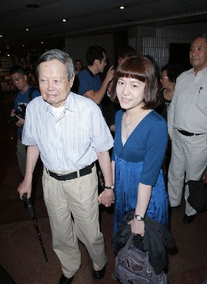 91歲楊振寧攜36歲妻子捧場(chǎng)劉曉慶話劇 十指緊扣顯恩愛(ài)