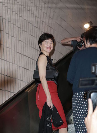 91歲楊振寧攜36歲妻子捧場(chǎng)劉曉慶話劇 十指緊扣顯恩愛(ài)
