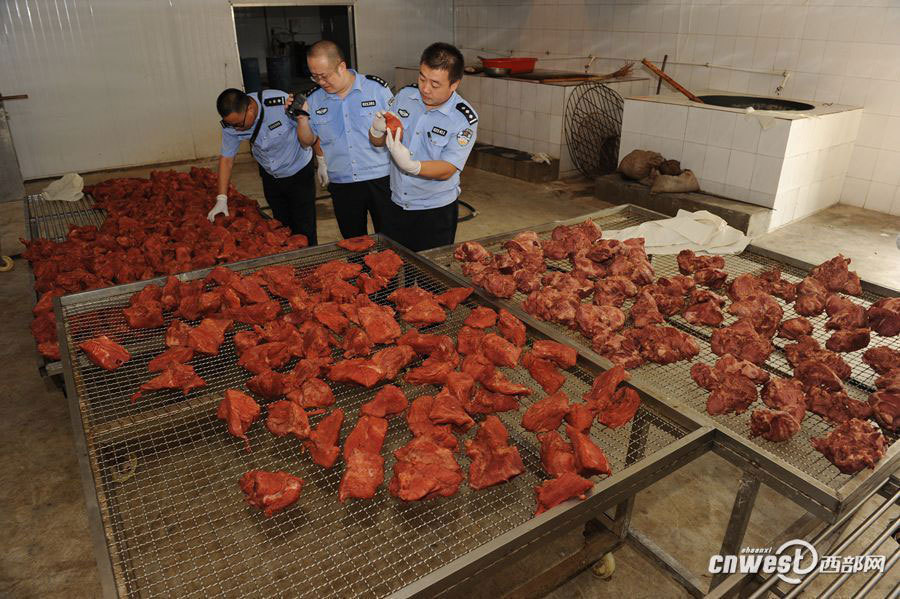 西安警方截獲17噸假牛肉 加工窩點現(xiàn)場令人作嘔