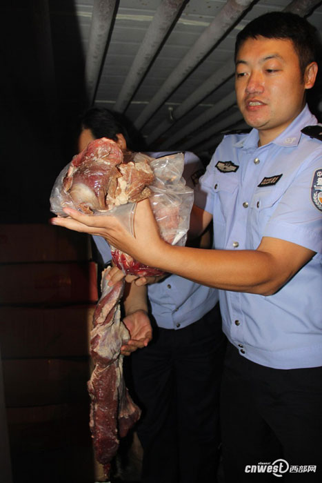西安警方截獲17噸假牛肉 加工窩點(diǎn)現(xiàn)場(chǎng)令人作嘔