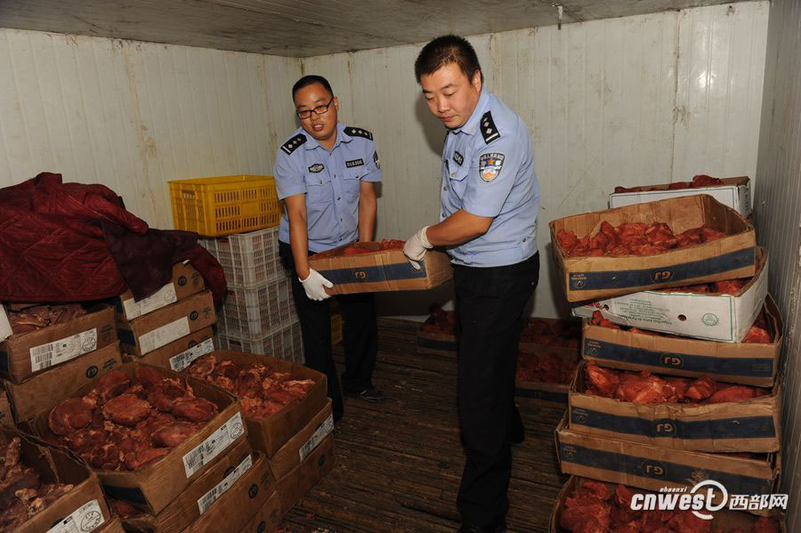 西安警方截獲17噸假牛肉 加工窩點現(xiàn)場令人作嘔