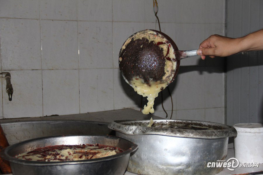 西安警方截獲17噸假牛肉 加工窩點現(xiàn)場令人作嘔