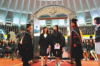 臺灣一所大學(xué)特色迎新生：行叩門禮、爬克難坡