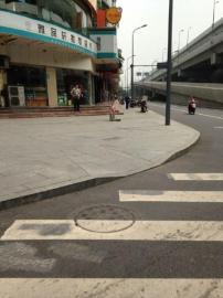兒子超市亂拿“狼爸”罰他當(dāng)街跪半小時(shí)