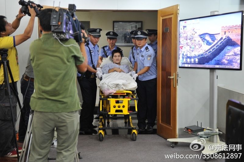 冀中星爆炸案今日開審 因身體原因用病床推入法庭 稱不是故意引爆炸彈