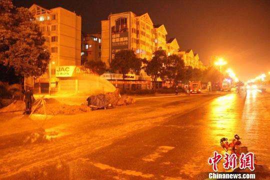 322國(guó)道桂林境內(nèi)發(fā)生天然氣管道泄漏 附近居民疏散