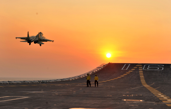 殲-15艦載戰(zhàn)斗機(jī)完成最大重量起降試驗