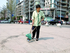男子擺心形蠟燭求婚 60歲女保潔員蹲地清理一小時(shí)(圖)