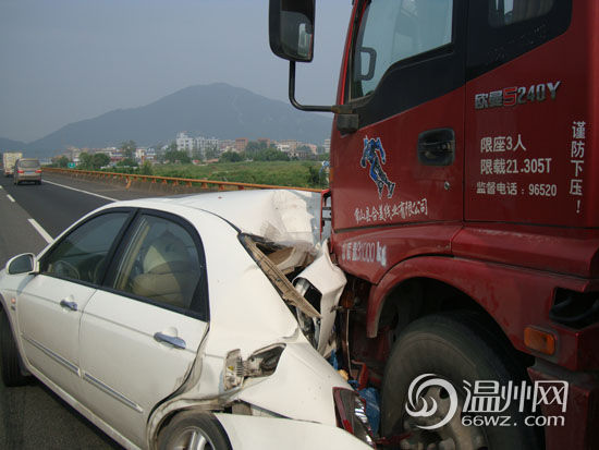老板開車運(yùn)90萬現(xiàn)金發(fā)國(guó)慶福利 高速追尾錢撒一地