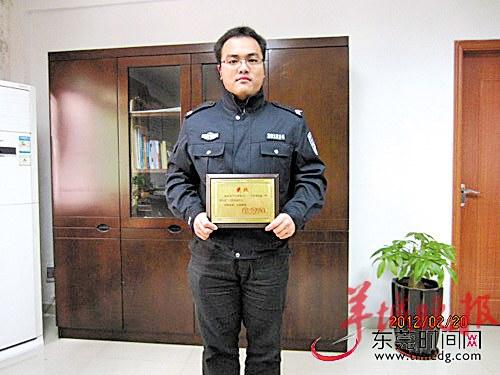 四川籍男子殺妻后拒捕 東莞好民警英勇?lián)醯?/></p>

<p align=