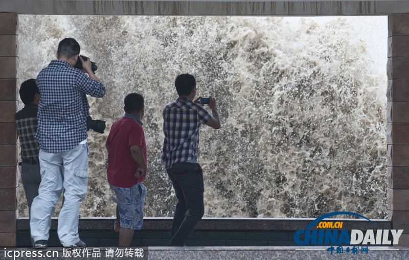 浙江溫嶺：臺風”菲特“掀起巨浪 看潮人流涌動