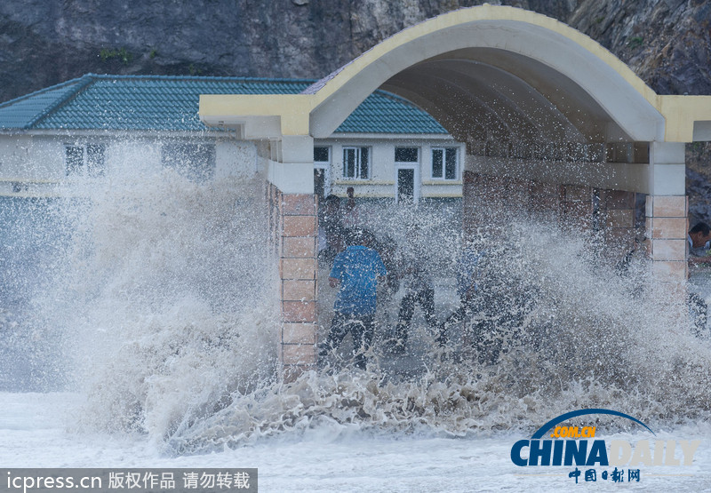 浙江溫嶺：臺風”菲特“掀起巨浪 看潮人流涌動