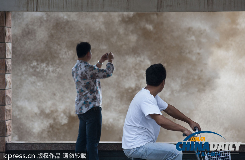 浙江溫嶺：臺風(fēng)”菲特“掀起巨浪 看潮人流涌動
