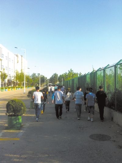 西安千名大學(xué)生被逼進富士康實習(xí) 不去無學(xué)位證