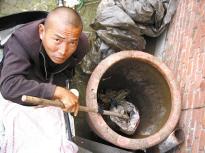 保定鋸?fù)饶凶又v述細節(jié) 每天向骨管內(nèi)塞藥棉