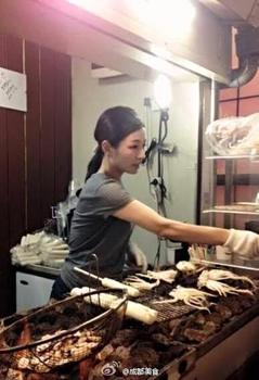 成都美女大學(xué)生烤魷魚(yú)月入10萬(wàn) 被稱(chēng)