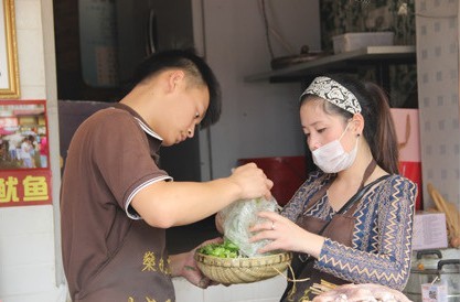 成都美女大學(xué)生烤魷魚月入10萬(wàn) 被稱
