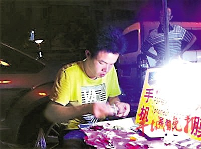 “貼膜哥”月入近兩萬？網(wǎng)友：吹牛你也算算賬