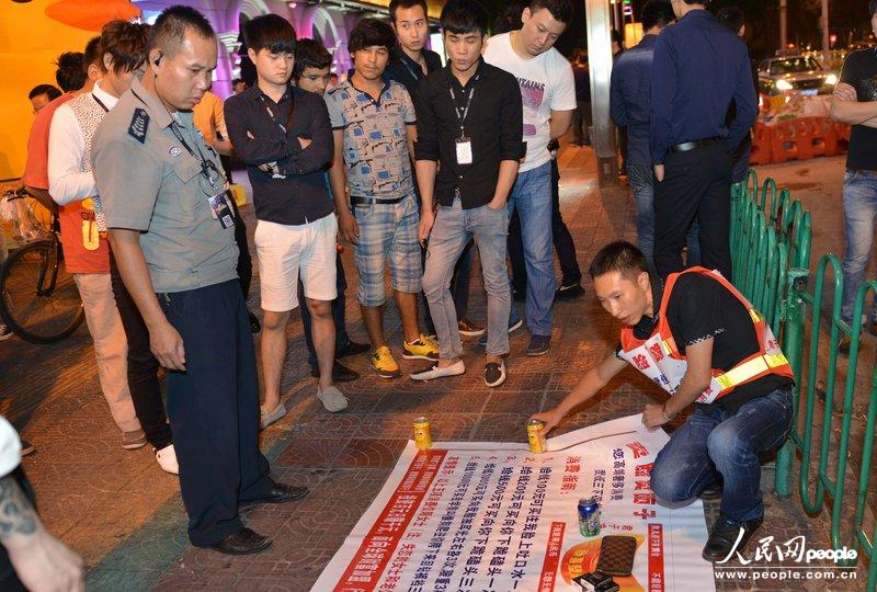高清：男子擺攤出售“面子” 吐次口水收費(fèi)百元