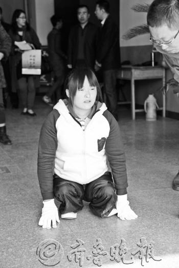 為了以后能幫助他人 19歲堅強女孩爬行上大學