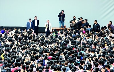 袁隆平赴武漢大學(xué)演講 因場(chǎng)地問(wèn)題5分鐘后離場(chǎng)