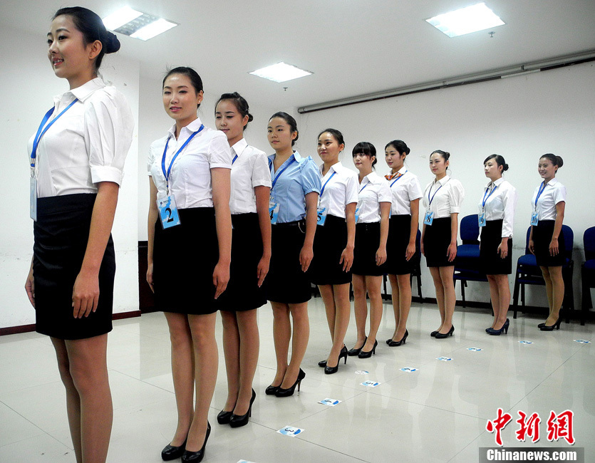 南航貴州“招乘” “90后”帥哥美女應(yīng)聘場面火爆