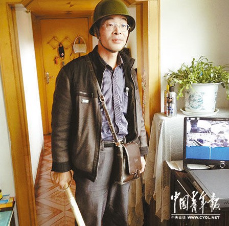 陜醫(yī)生舉報(bào)副縣長公款出游 出門戴鋼盔防身(圖)