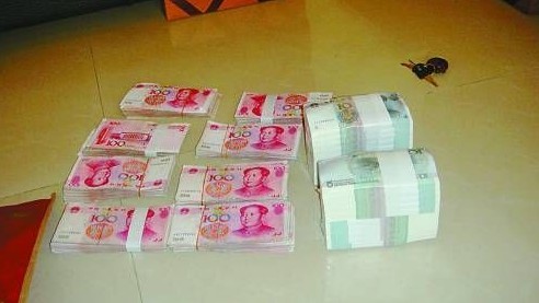 陜醫(yī)生舉報(bào)副縣長公款出游 出門戴鋼盔防身(圖)