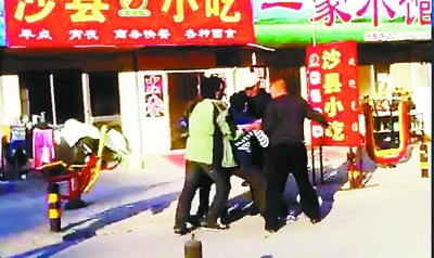 汽車停在收費(fèi)車場 一夜被砸兩輛