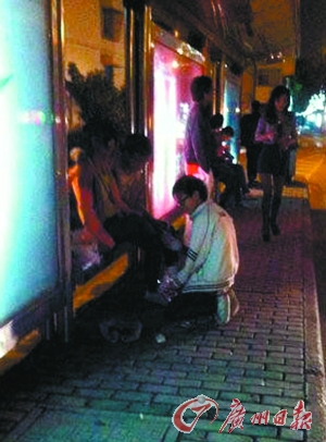 蘇州一名小學(xué)生公交站下跪求愛(ài)引發(fā)熱議