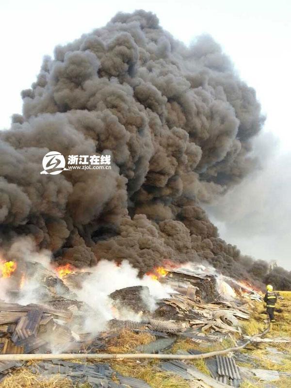 浙江澉浦一塑料廠突發(fā)大火 現(xiàn)場(chǎng)濃煙滾滾