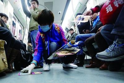 北京志愿者地鐵10號線內(nèi)3小時(shí)清理廣告400斤