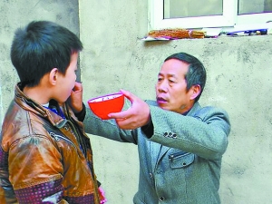 老師棍打8歲學生 學生頭起包發(fā)高燒腿麻木